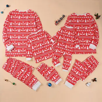 Классические рождественские наряды для всей семьи в красном цвете - праздничный и забавный способ отметить праздники, подходящие для родителей и детей.
